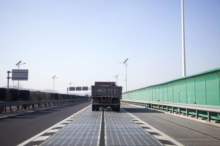 China testa estradas pavimentadas com painéis solares